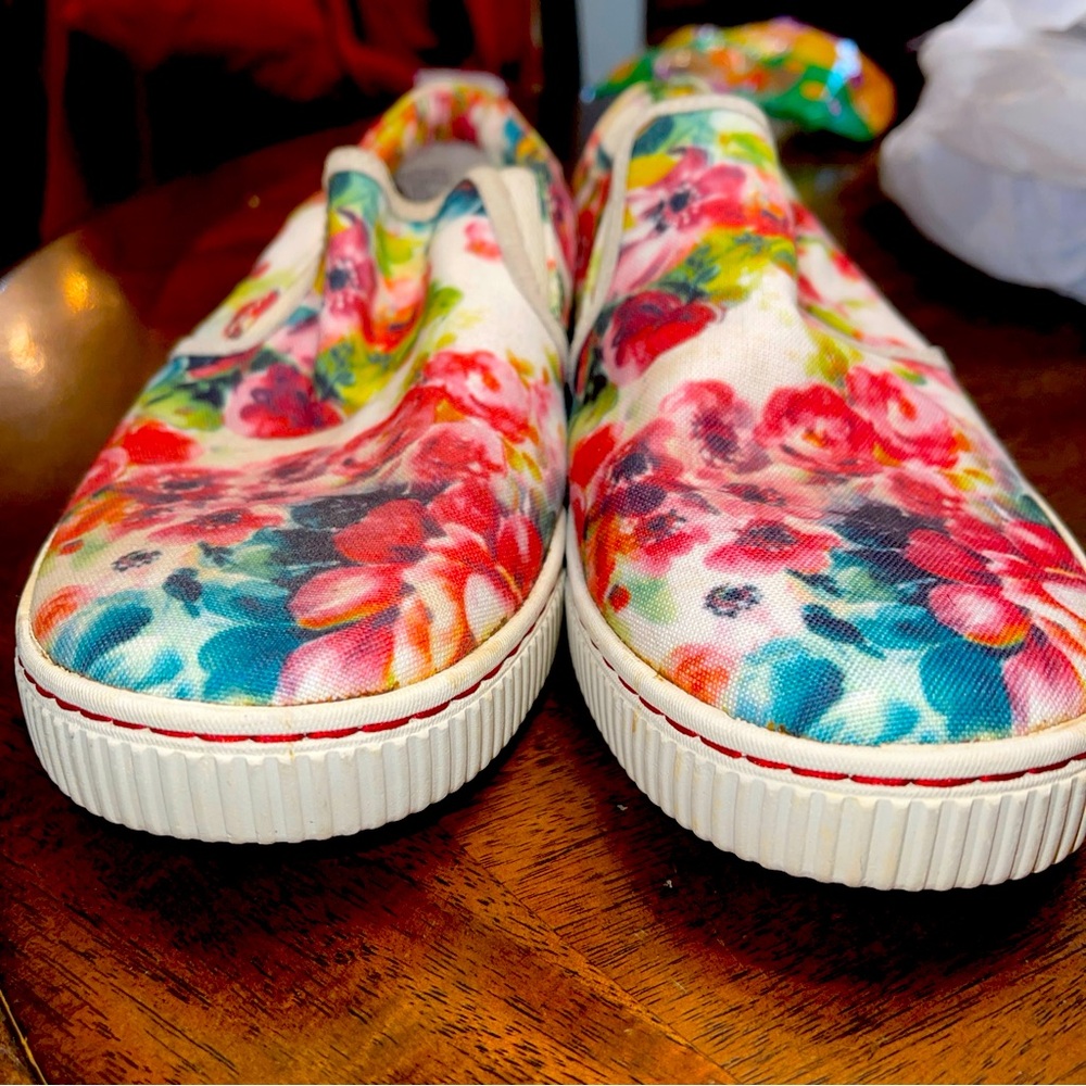 BORN Size 10M Floral Slip On Casual Shoes Women